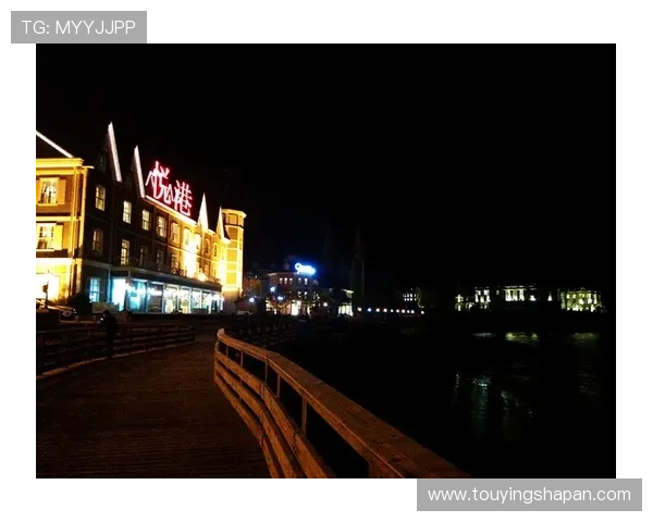 在澳门渔人码头怎么玩转夜晚,感受灯火辉煌的海滨夜生活与精彩表演 在澳门渔人码头怎么玩转夜晚,感受灯火辉煌的海滨夜生活与精彩表演